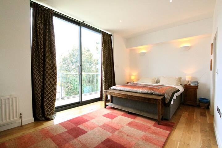 Penthouse w/ views of the London Eye – 2BR 2BR