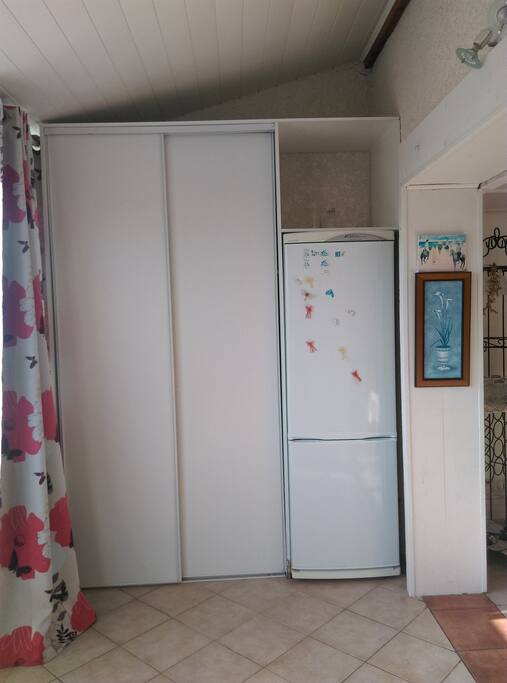 Frigo congélateur et placard de rangement
