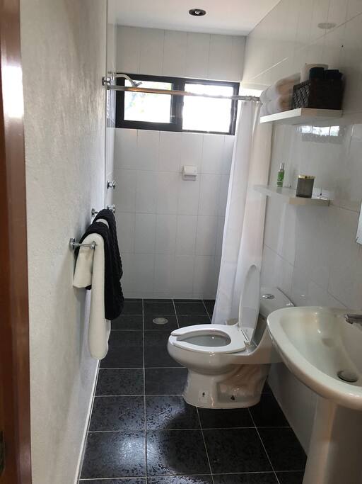 Baño completo, con buena iluminación y accesibilidad