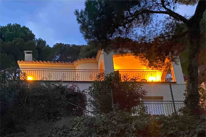 4 bedrooms and 4 Bathrooms. Walk to Beach. gallery image 3