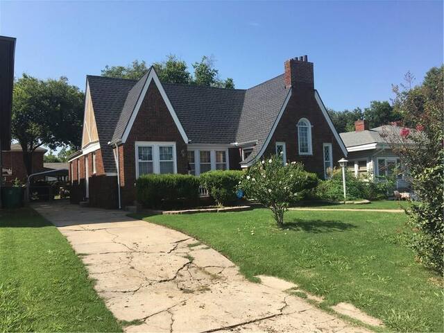 Luxury Kingbed, Jacuzzi bathtub, walk to Plaza/OCU