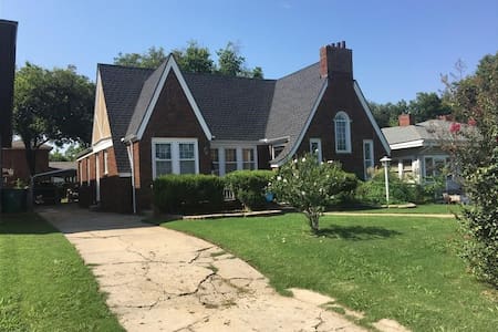 Luxury Kingbed, Jacuzzi bathtub, walk to Plaza/OCU