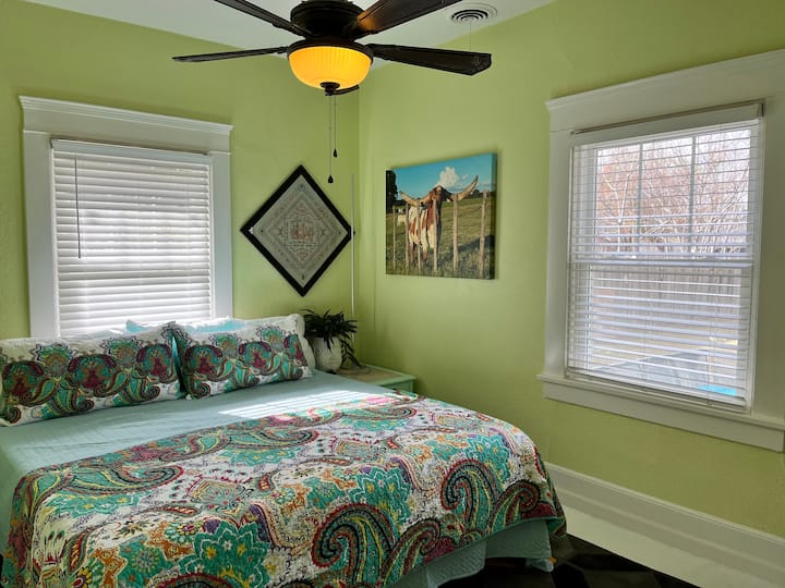 Საძინებელი 3: თქვენ ისიამოვნებთ ამ დიდი ზომის საწოლით უკანა ეზოს შესანიშნავი ხედით. Ამაოების სადგური და დიდი კარადა. 