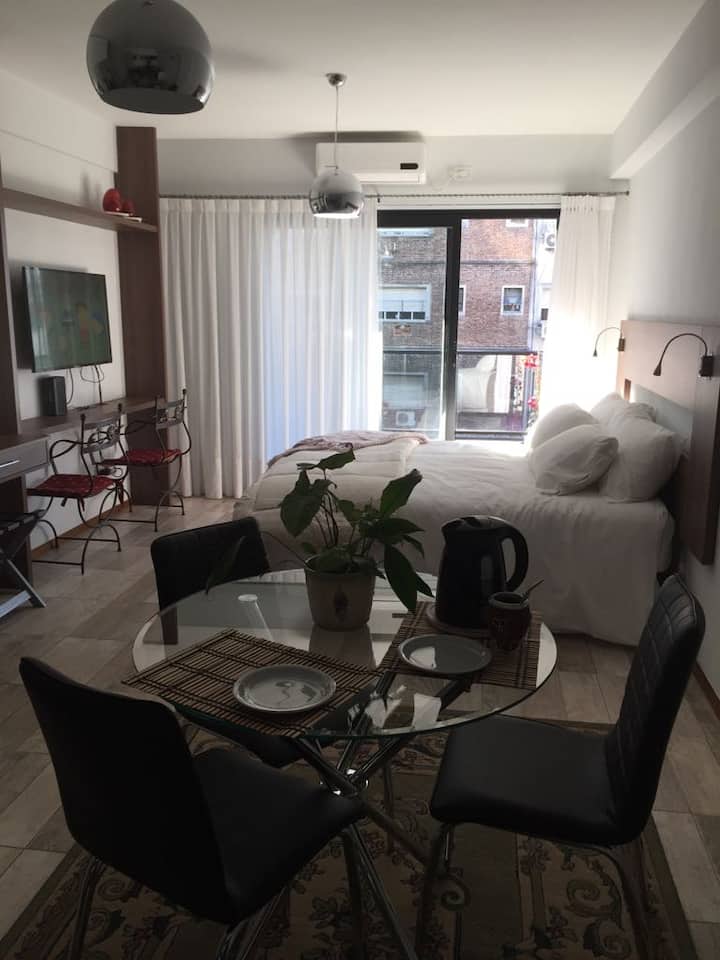 One-bedroom apartment with street balcony in Monserrat