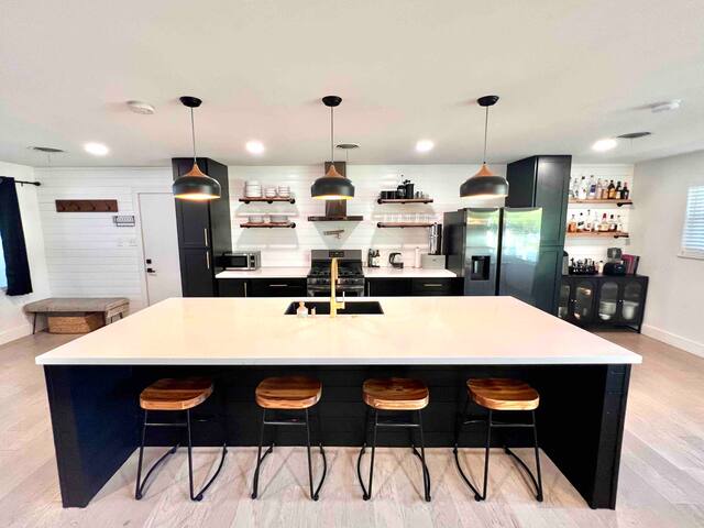 Mid century modern Pool/spa house gallery image 3