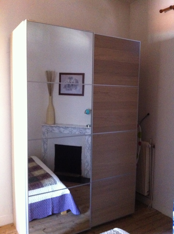 卧室1 ： 1张双人床