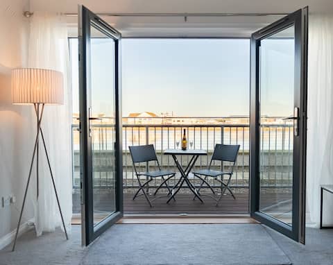 Luxury Riverside 2BR Apartment - Sleeps 4