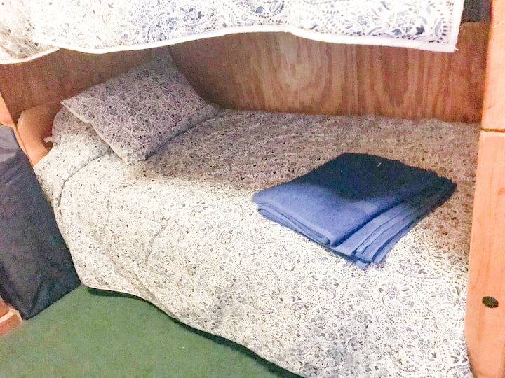 Chumba cha 2 cha kulala chenye seti 2 za kitanda.