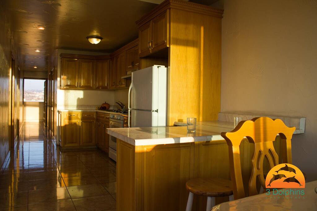 Cocina completa, barra y comedor.