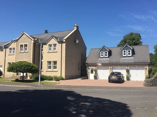 Large Executive Studio Apartment, Glenrothes