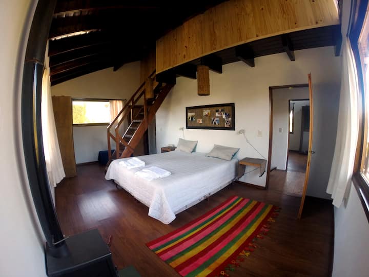 חדר צמוד המשקיף לאגם לולוג (קומה עליונה)