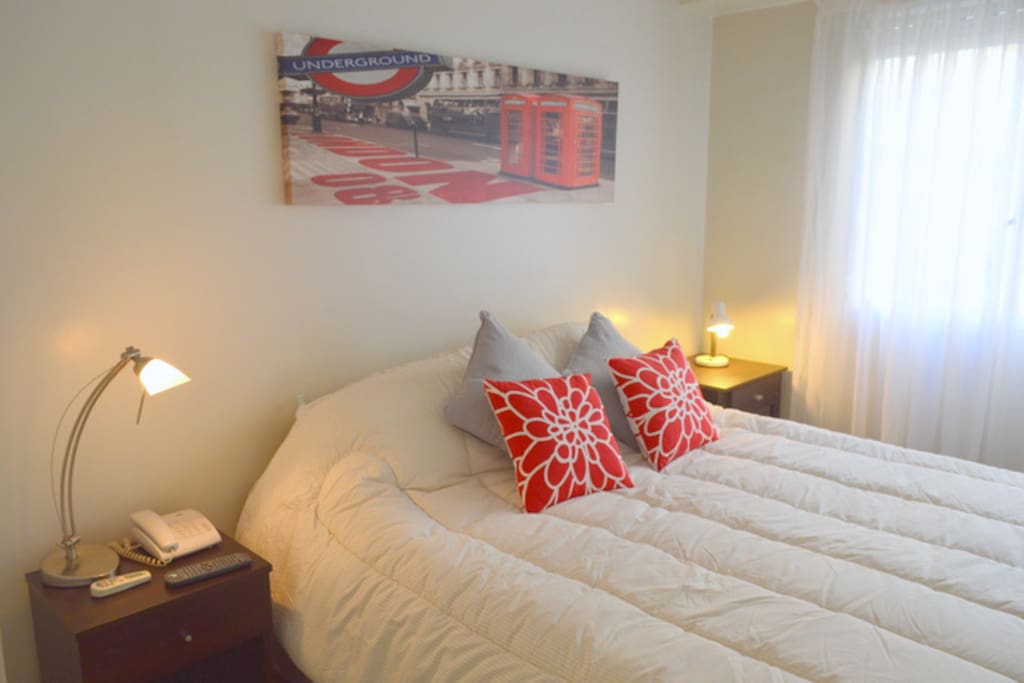 Los almohadones rojos son más lindos que en las fotos.