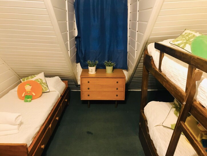 Ზედა სართულის ორსართულიანი საწოლები