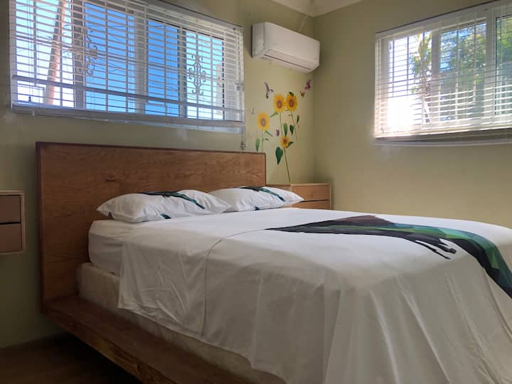 חדר השינה מלא במערכת מיזוג אוויר ללא צינור ומאוורר תקרה.