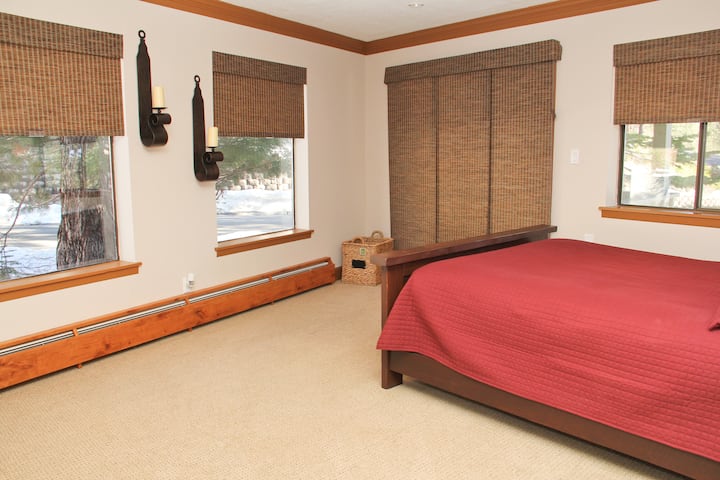 غرفة النومرقم3 بسرير بحجم كبير وباحة/مدخل خاص بها