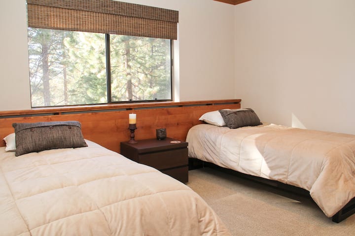 غرفة نومرقم 5 تضم سريرين فرديين