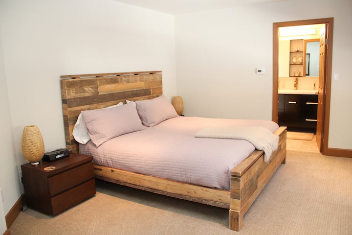 غرفة النوم الرئيسية #2 بسرير بمقاس كينج وحمامها الخاص