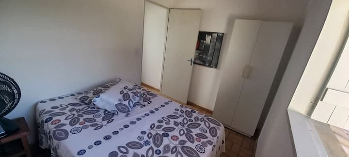 Camera 4. Situata al primo piano, ha un armadio e un ventilatore.