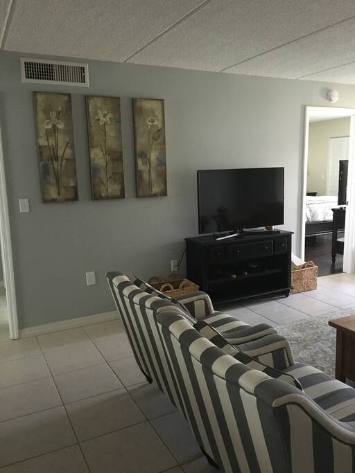 Living room w/ cable TV