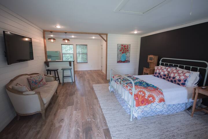 Private, detached cottage in a woodsy neighborhood