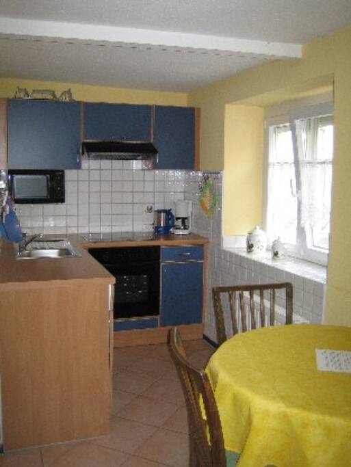 Küche mit Spülmaschine, 4 Platten-Herd, Backofen, Mikrowelle,Toaster, ...