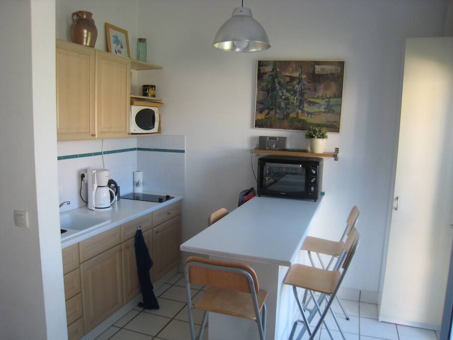 La cuisine avec son bar repas pour 4 personnes