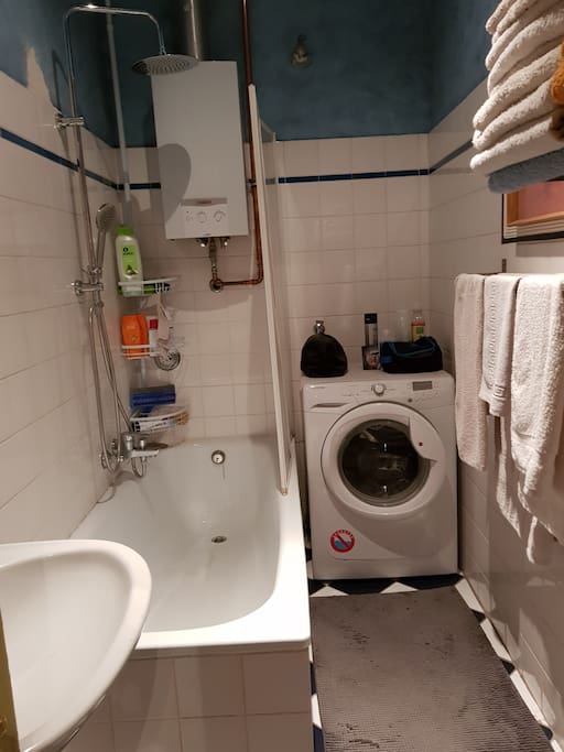 Bad: Wanne mit 2 getrennten Duschbrausen, Waschmaschine