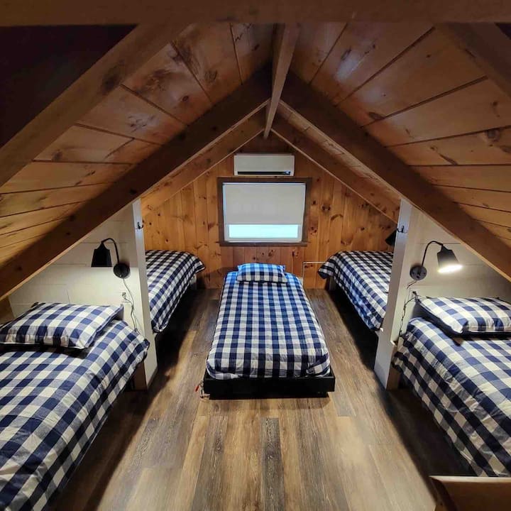 5 מיטות נפרדות (אחת מגלשה מתחת כמו מיטה נפתחת) ומיטה נוספת ממש מחוץ לחדר השינה הזה.