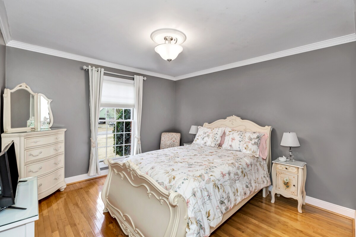 Dhoma e gjumit e vizitorit me madhësi të plotë (Dhoma e zogjve)