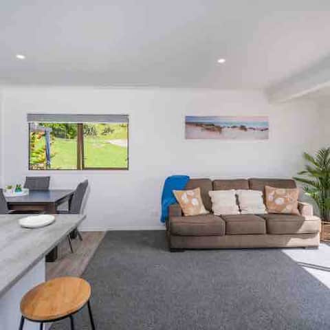 Top Airbnb: Hahei Beach Dolphin Cottage with Air conditioning in Waikato