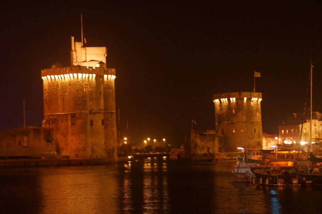 Le Vieux Port et ses deux tours, à moins de 10 minutes à pied de l'appartement