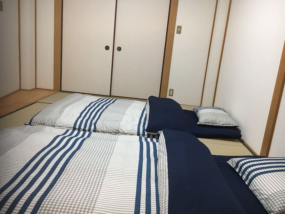 塌塌米房间铺2个床位的样子