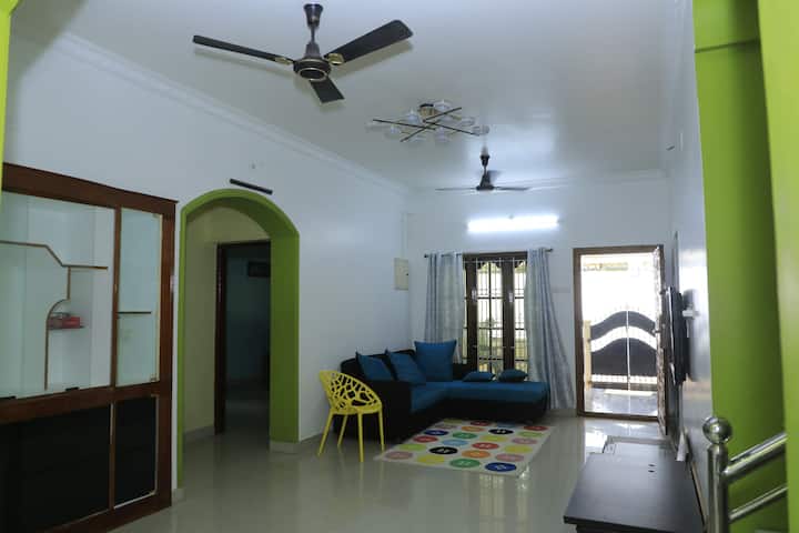 סלון בקומה התחתונה 