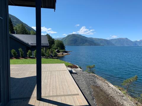 Great cabin with beach, close to Sognefjorden.
