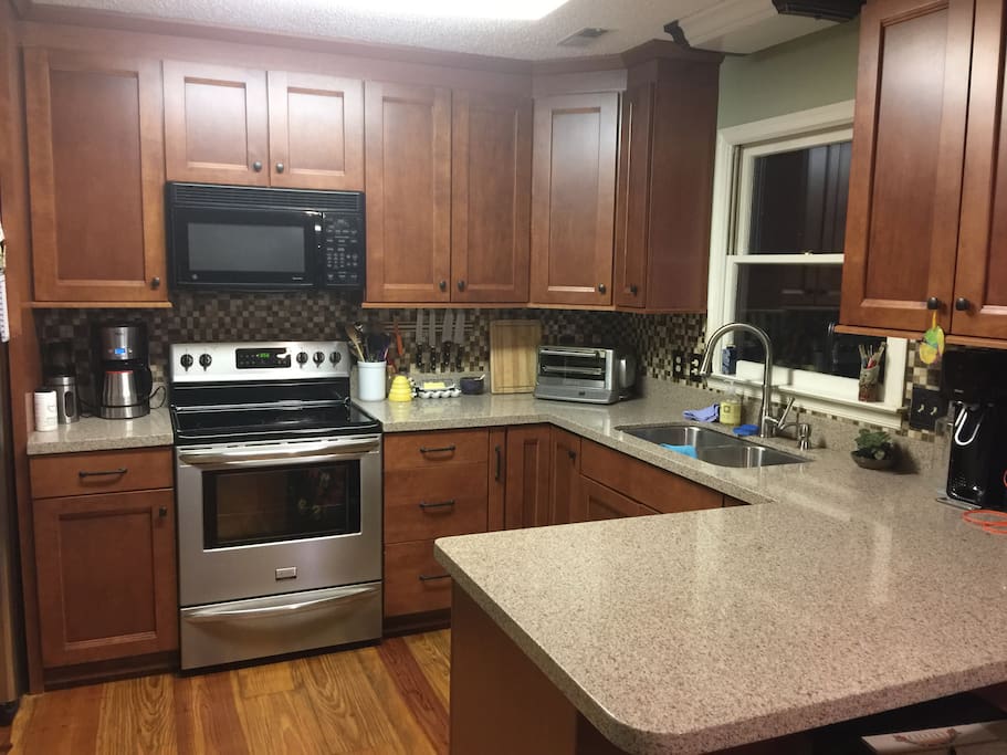 Nice kitchen with granite, good appliance, high end cookware