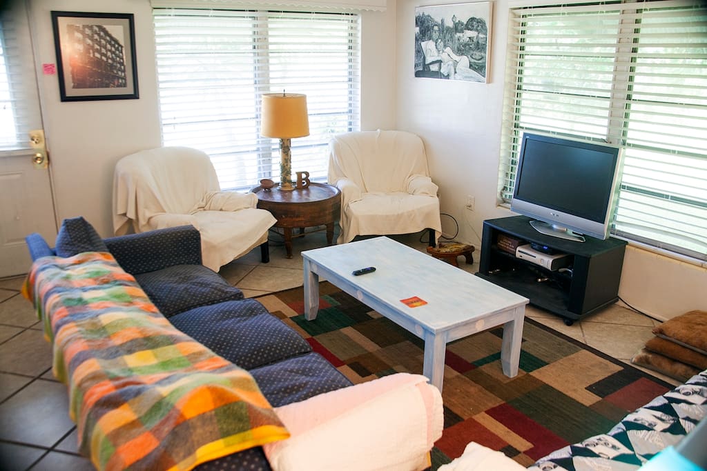 Living Room-Roku, Netflix & Hulu.