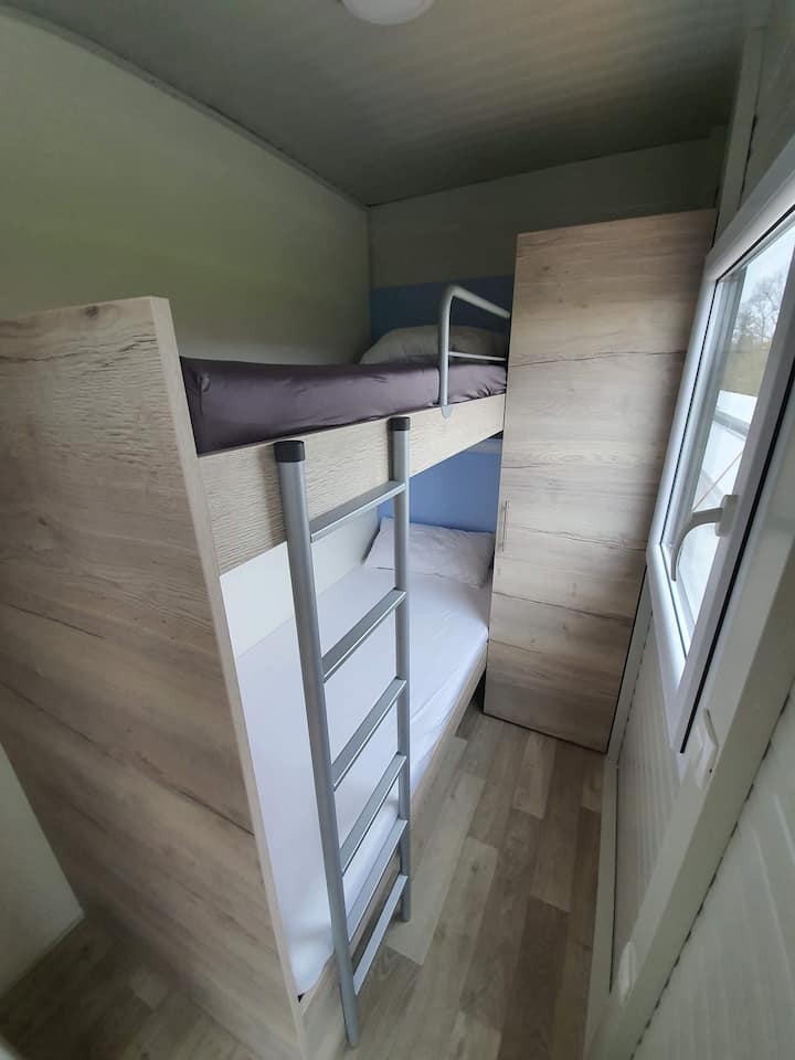 Deuxième chambre, lit superposé, placard et placard