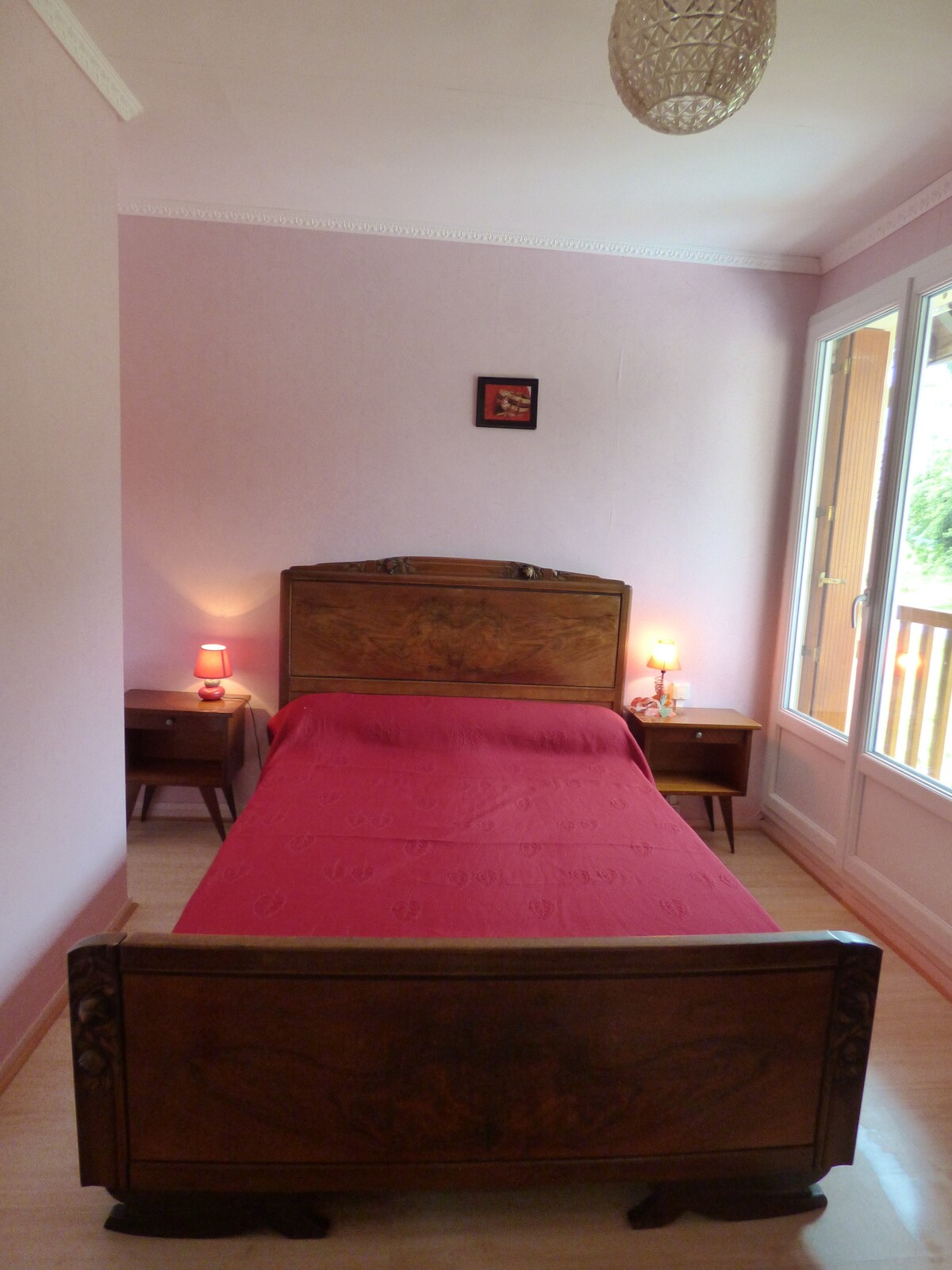 「粉色」房间，配有140张床