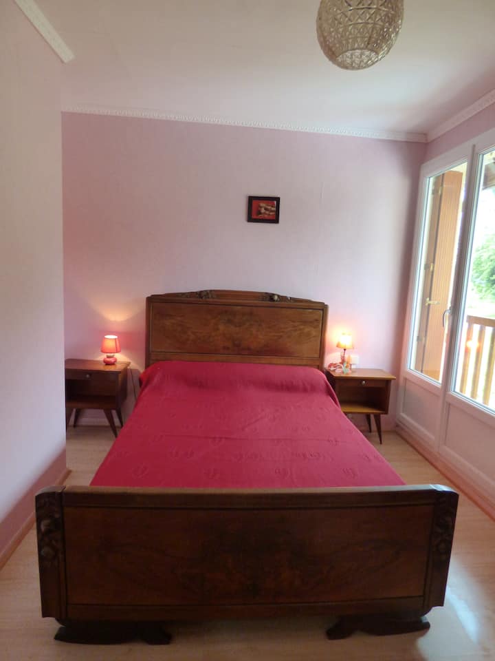 Ნომერი "PINK" საწოლით 140