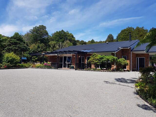 Modern friendly home with Free Wifi and
 Breakfast