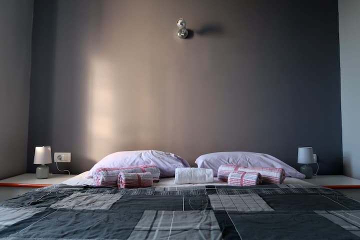 主卧配有双人床和大衣柜