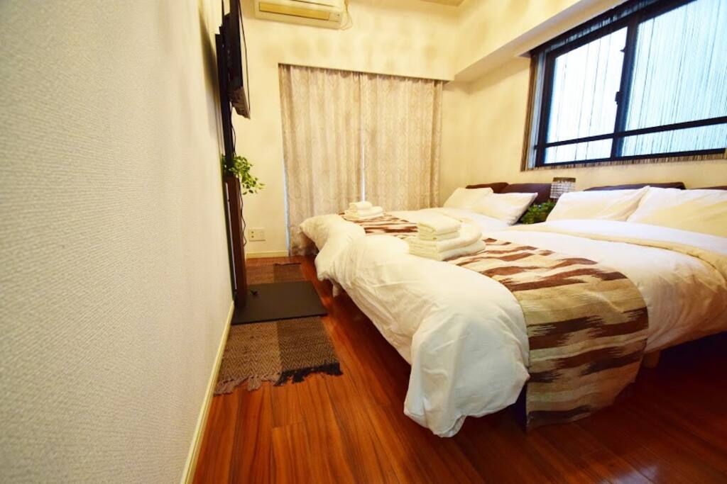 There are 2bed.
So you can stay comfortable.