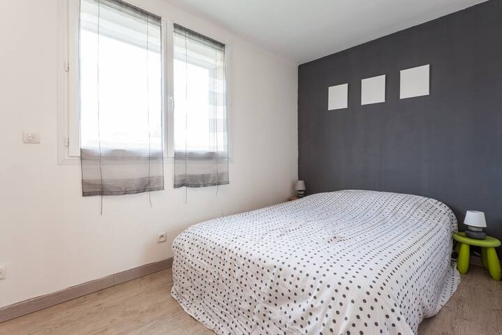 Chambre lit double lit simple et penderie