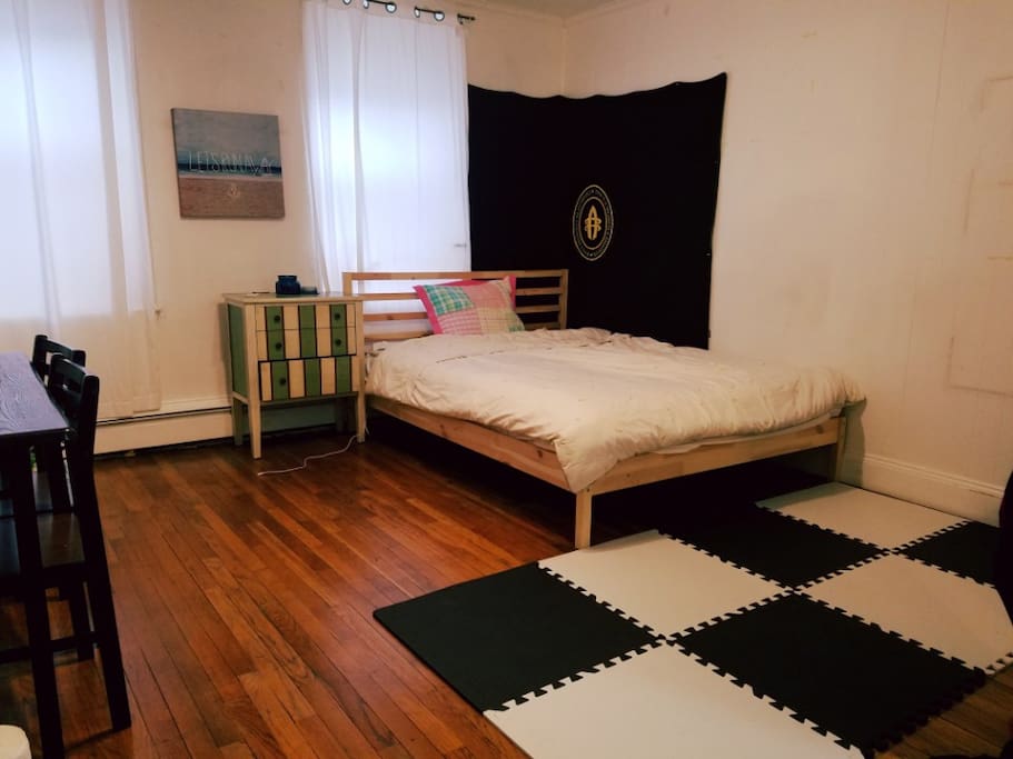 Queen-size bed + heating + A/C (portable)