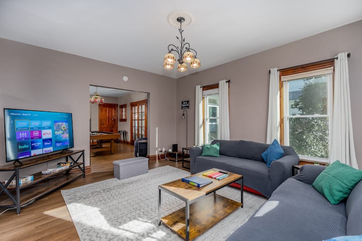 غرفة معيشة في الطابق السفلي 