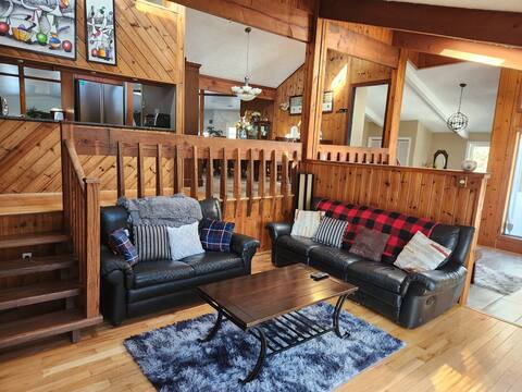 Beautiful Cottage w Indoor Pool, Sauna, Pool Table