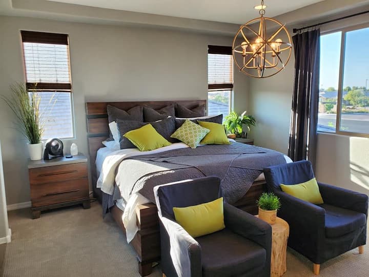 主卧- 2楼
加大双人床
步入式衣帽间
配备有Soundbar和流媒体服务的65英寸电视
带2个淋浴头的独立卫生间
步入式淋浴间 

