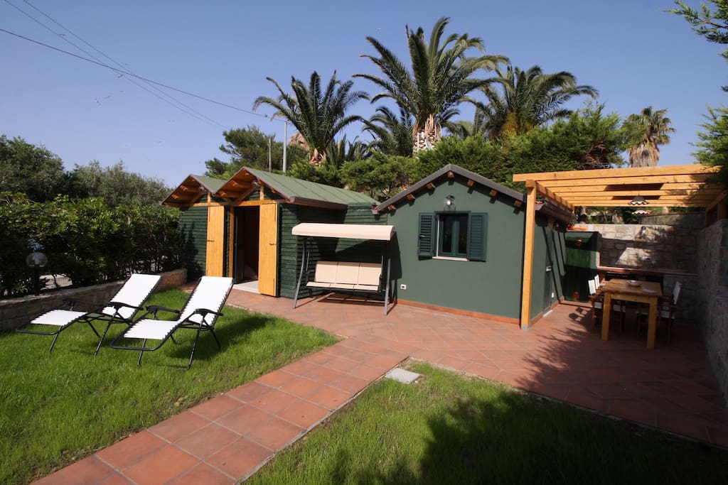 Giardino privato con zona pranzo all’aperto e barbecue
