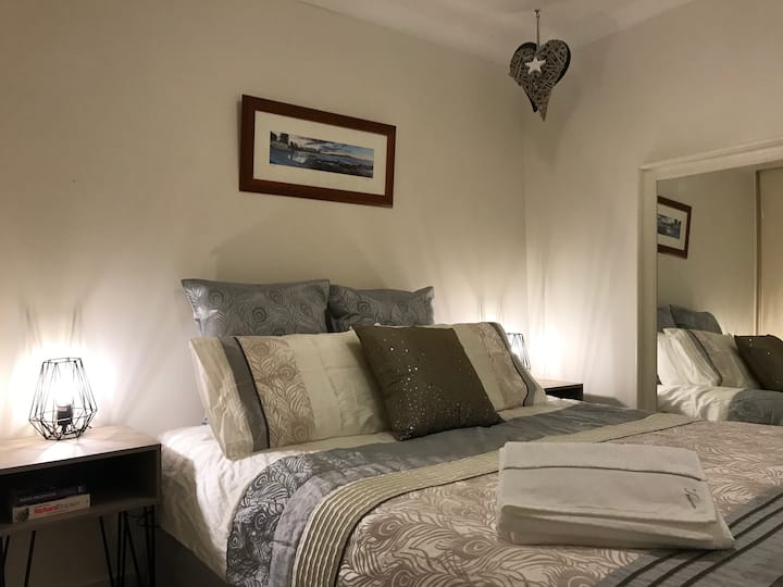 Ჩვენს მეორე საძინებელში დგას კომფორტული საწოლი, ასე რომ ყველას აქვს შესანიშნავი ძილი