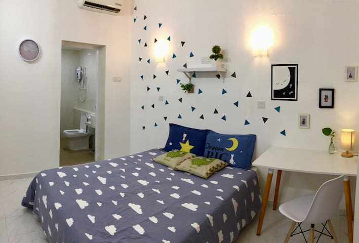 Bright Room @Ground Floor with Private Bath